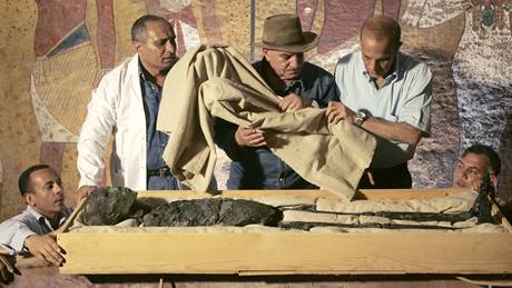 Egypttí archeologové u mumie faraona Tutanchamona.