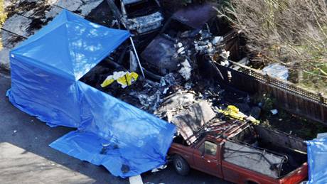 Jeden z dom, které pi pádu v severní Kalifornii zasáhl malý letoun (18. února 2010).