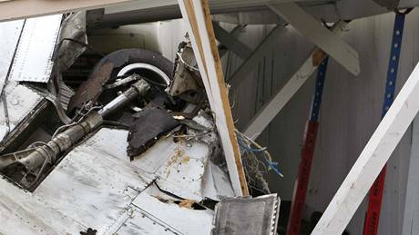 Jeden z dom, které pi pádu v severní Kalifornii zasáhl malý letoun (18. února 2010).