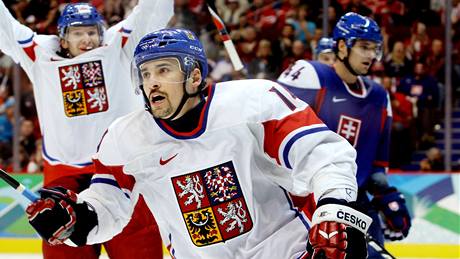 Tomá Plekanec vstelil tetí branku eska. V pozadí se raduje kapitán Patrik Eliá.. (17. února 2010)