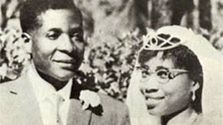 Robert Mugabe a jeho první manelka Sally Hayfronová na svatební fotografii z roku 1961.
