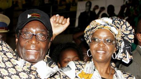 Zimbabwský diktátor Robert Mugabe s man�elkou Grace.