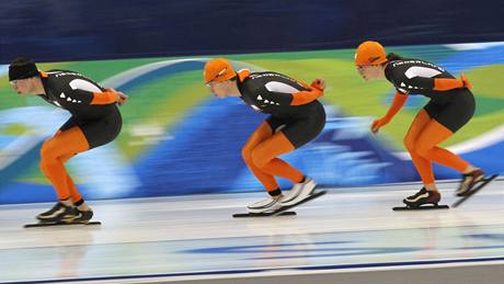 Nizozemtí rychlobruslai pedstavili na olympijském tréninku nové kombinézy. Vlevo Sven Kramer.