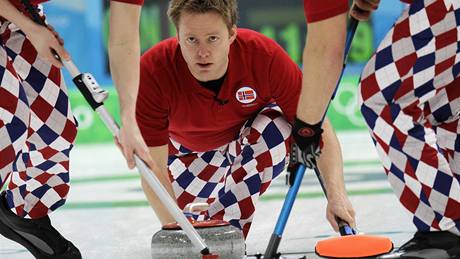 Norský olympijský tým v curlingu oblékl "golfové" kalhoty.