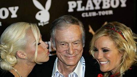Majitel Playboye Hugh Hefner s přítelkyněmi 