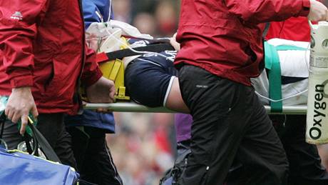 Ván zranný skotský ragbista Thom Evans je odnáen na nosítkách.