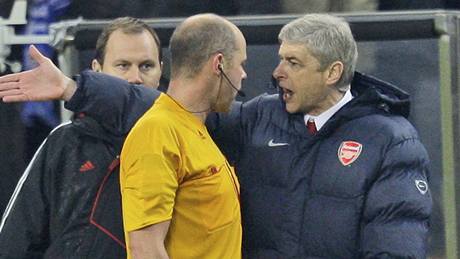 Trenér Arsenalu Arsene Wenger (vpravo) se zlobí na rozhodčího Martina Hanssona.