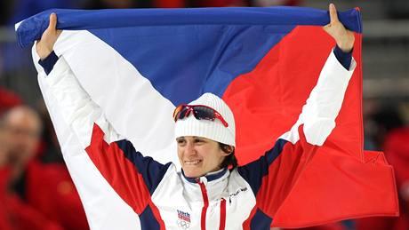 S VLAJKOU NAD HLAVOU. Martina Sáblíková oslavuje obrovský triumf, je olympijskou vít�zkou na 3 000 metr�.