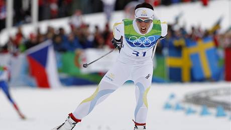 Finiš nové olympijské vítězky v běhu na lyžích Charlotte Kallaové ze Švédska 
