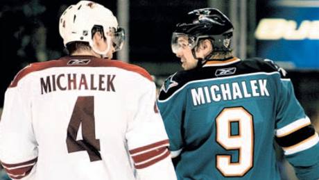 Zbyn�k Michálek (vlevo) v dresu Phoenixu, Milan v dresu San Jose.