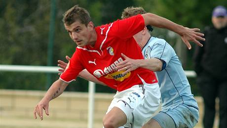 Plze�ský Filip Rýdel v souboji v utkání s  FC Randers