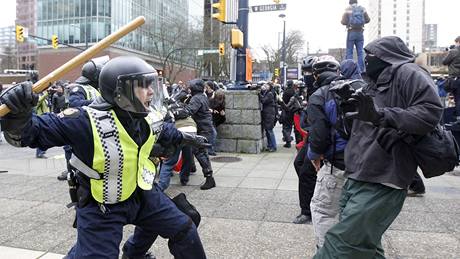PROTESTY VE VANCOUVERU. Proti odprcm her zasáhla policie.