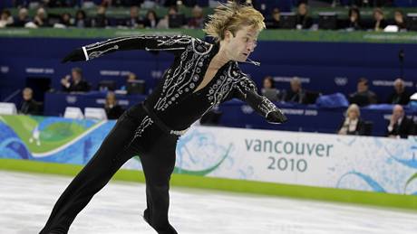 RUSKÝ FENOMÉN V AKCI. Jevgenij Pljuenko zvládl krátký program soute krasobrusla na jedniku. 