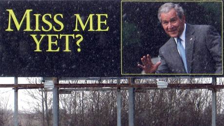 Jet vám nechybím? ptá se Bush z billboardu v Minnesot (11. února 2009)