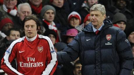 Tom Rosick (vlevo) std do hry, vpravo kou Arsenalu Arsne Wenger