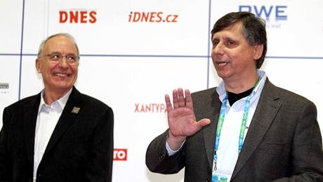 Český premiér Jan Fischer (vpravo) a předseda Českého olympijského výboru Milan Jirásek otevírají Český dům ve Vancouveru