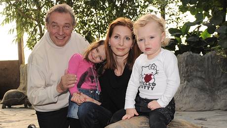 Karel Gott s rodinou pokřtil v pražské Zoo želvy obrovské 