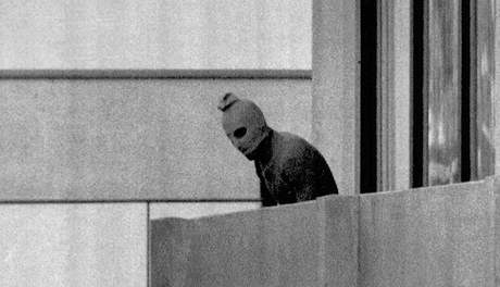 Palestinský terorista na olympiád v Mnichov v roce 1972. Palestinci tehdy zavradili 11 izraelských sportovc.