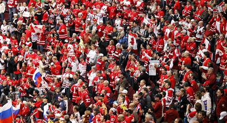 LET'S GO, CANADA! Diváci na tribun Canada Hockey Place hnali domácí tým k vítzství nad Ruskem ve tvrtfinále hokejého turnaje.