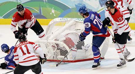 SCHOVÁVANÁ. Kanadský branká Roberto Luongo se schovává pod spadlou brankou v semifinále proti Slovensku.