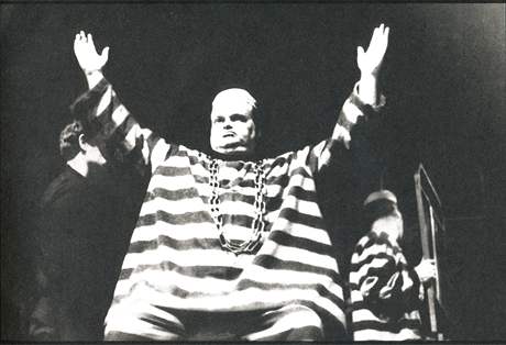 Jan Libek v inscenaci hry Alfreda Jarryho Krl Ubu, Divadlo Na zbradl, rok 1964, reie Jan Grossman