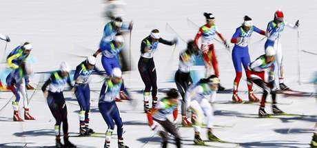 Hromadný start olympijského závodu ve skiatlonu en na 15 kilometr.