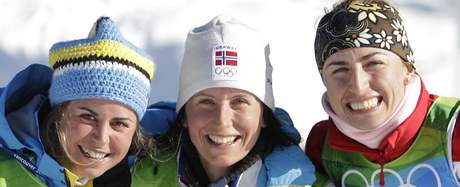 MEDAILISTKY. Z medailí se radují zleva stíbrná védka Anna Haagová, zlatá Norka Marit Björgenová a bronzová Justyna Kowalczyková z Polska.