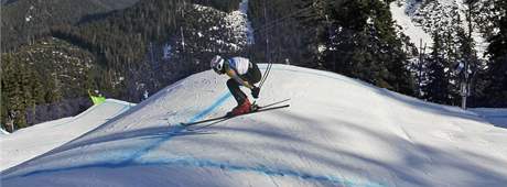 Xavier Kuhn z Francie na trati závodu ve skicrossu.