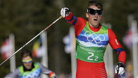 Norský závodník Petter Northug projídí jako první cílem olympijského závodu ve sprintu dvojic