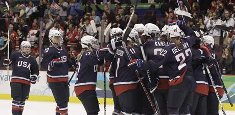 Americk hokejistky se raduj pot, co postoupily do finle olympijskho turnaje