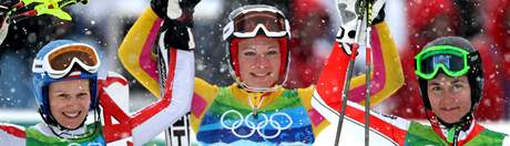 MEDAILISTKY. Tři nejlepší závodnice z olympijského slalomu speciál. Zleva druhá Marlies Schildová z Rakouska, vítězná Němka Maria Rieschová a třetí v pořadí, česká reprezentantka Šárka Záhorbská. 