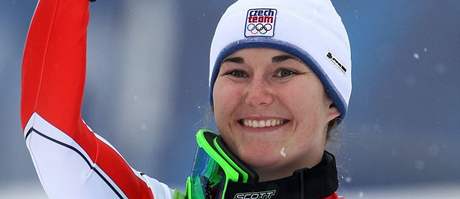 PALEC NAHORU. eská lyaka árka Záhrobská zvládla ob kola slalomu speciál a získala na olympiád ve Vancouveru bronzovou medaili.