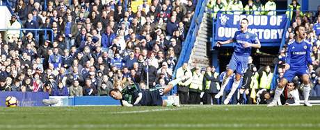 Chelsea: Glman Henrique Hilrio (vlevo) inkasuje gl z kopaky Carlose Tveze, tonka Manchesteru City.