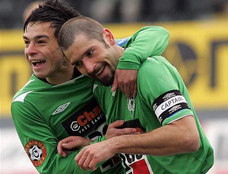 Jablonetí fotbalisté Anes Haurdi (vlevo) a Petr Pavlík se radují z gólu