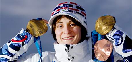 esk rychlobruslaka Martina Sblkov se svmi temi olympijskmi medailemi. (25. nora 2010)