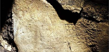 Pi zkoumání ásti nejstarího opevnní Praského hradu z 9. a 11. století objevili archeologové vyrytou kresbu. (26. února 2010)