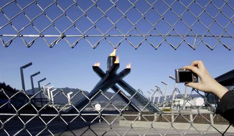U JSOU TYI. Jeden z pilon olympijskho ohn se pi slavnostnm zahjen her nevztyil. Te u je ve v podku a oste sledovan objekt je stedem zjmu nvtvnk Vancouveru.