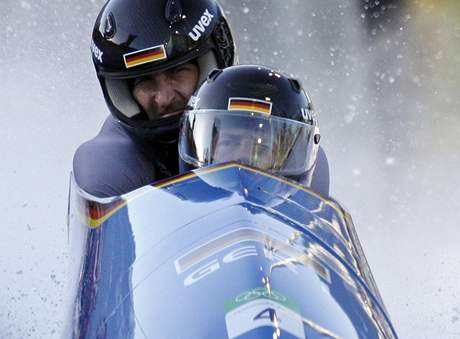André Lange (v popedí) a Kevin Kuske, nmetí vítzové olympijské soute dvojbob.