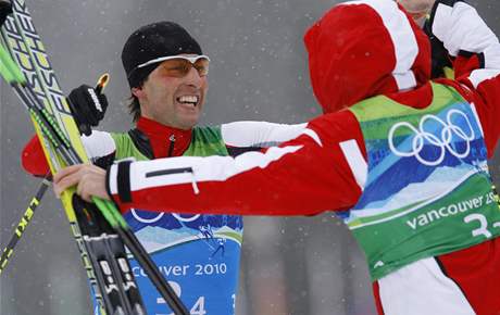 Mario Stecher, finiman rakouské sdruenáské tafety, se raduje ze zlaté medaile.