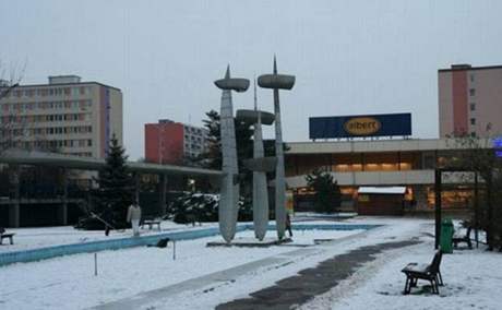 Ji Novk: pohybliv sochy na praskm sdliti Novodvorsk
