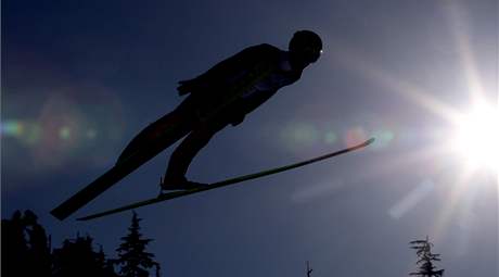 vcarsk skokan Simon Ammann pi vtznm olympijskm zvod na velkm mstku.