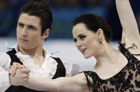 KANADSKÝ TANENÍ PÁR Tessa Virtueová, Scott Moir vede originálním tanci olympijskou sout.