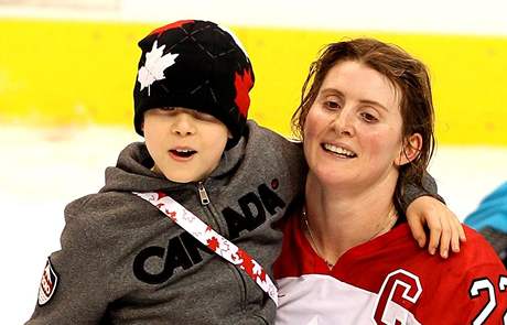ESKÁ STOPA. Kanadská hvzda Hayley Wickenheiserová se synem Noahem, kterého vychovává s eským pítelem Tomáem Pacinou.