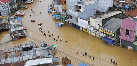 Zplavy po monzunovch detch v Bandungu
