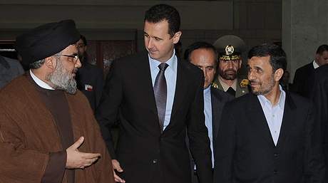 Zleva f Hizballhu Hasan Nasrallh, syrsk prezident Bar Assad a rnsk prezident Mahmd Ahmadned