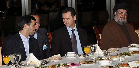Zprava f Hizballhu Hasan Nasrallh, syrsk prezident Bar Assad a rnsk prezident Mahmd Ahmadned