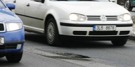 Praha chce díry na silnicích lepit letoními penzi na tunel Blanka. Ilustraní foto