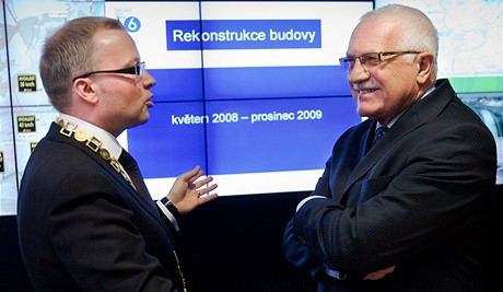 Starosta Prahy 6 Tomá Chalupa provádl v lednu 2010 Václava Klause po nov otevené radnici.