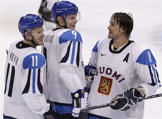 Radost finských hokejist po duelu s Nmeckem. Zleva:  Saku Koivu, Mikko Koivu a Teemu Selänne. 