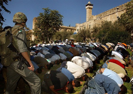 Palestinci se modlí v Hebronu u Hrobky patriarch